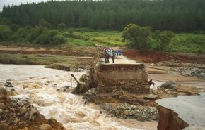 شاهد ..إعصار يجتاح زيمبابوي وموزمبيق ويخلف دمارا هائلا