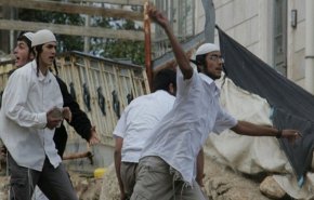 مستوطنون يهاجمون منازل اللسطينيين شرق الخليل بالحجارة