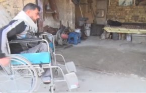 قصة الحداد احمد حسين الذي اصيب بشلل الساقين في صغره
