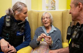 الشرطة البريطانية تحقق أمنية عجوز عمرها 104 أعوام باعتقالها