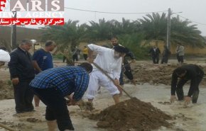 أئمة جمعة في ايران يشاركون في مكافحة السيول+ فيديو