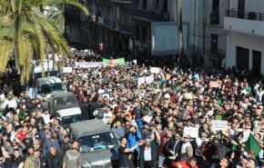 الحزب الحاكم بالجزائر يدعو القوى السياسية للانخراط في خارطة الطريق