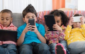 ضرر خطير يهدد الأطفال لإستخدامهم الهواتف الذكية