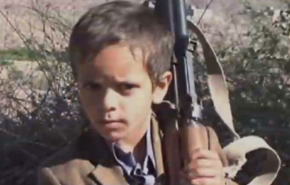 بالفيديو.. بدلا من القراءة والكتابة هذا ما تعلمه السعودية وبريطانيا لاطفال اليمن!