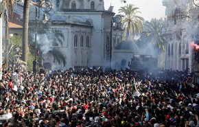 تظاهرة حاشدة في العاصمة الجزائرية تطالب بالتغيير