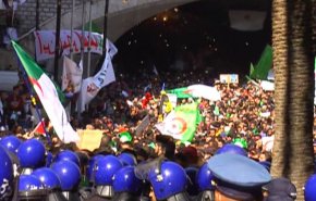 شاهد: الشعب الجزائري يخرج برمته ويردد 'ارحلوا كلكم'