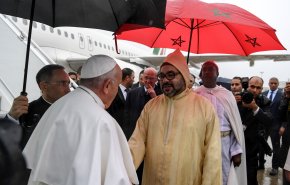 بالفيديو.. مجهول يقتحم موكب بابا الفاتيكان ويتجه صوب العاهل المغربي