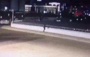 فيديو مروع لرجل يرمى زوجته من أعلى الجسر
