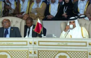 شاهد/ لحظة خروج أمير قطر من قاعة القمة العربية