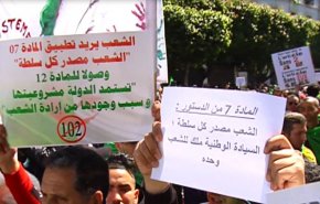 شاهد: الجيش الجزائري يلبي جميع مطالب الشعب