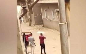 شاهد بالفيديو.. حرب شوارع بين عائلتين في صعيد مصر