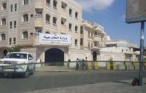 الخارجية اليمنية تطالب باستئناف منح التصاريح لسفن الوقود والغذاء