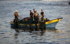 الاحتلال يستهدف زوارق الصيادين بالمياه العادمة
