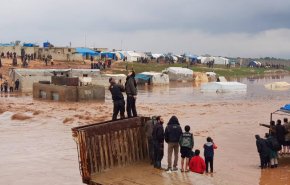الأمطار تغمر مخيمات 40 ألف نازح شمال غربي سوريا