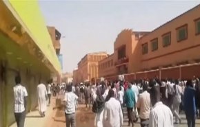 الشرطة السودانية تفرق تظاهرة حاشدة في أم درمان+فيديو