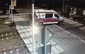 بالفيديو: اصطدام قطار مع سيارة الإسعاف وجها لوجه