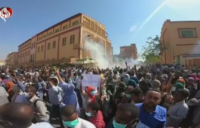 المتظاهرون يدخلون مقرا القيادة العسكرية والرئيس السوداني