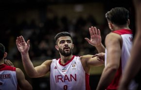 الاتحاد العالمي لكرة السلة يشيد بالنجم الإيراني بهنام يخجالي