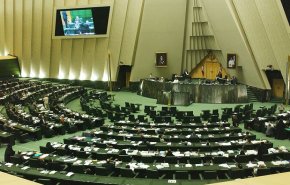 شاهد.. البرلمان الايراني يطالب برد حازم ضد القرارات الامريكية