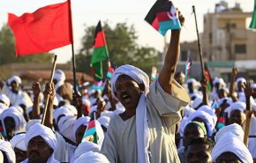 بالفيديو.. هل يقف الجيش السوداني مع  المتظاهرين ؟
