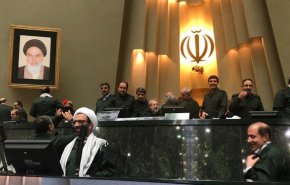شاهد كيف عبّر نواب ايرانيون عن دعمهم لحرس الثورة
