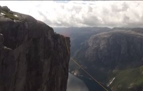 فيديو يحبس الأنفاس.. لحظة سقوط مغامر من حبل معلق على ارتفاع ألف متر 