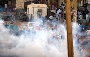 مقتل 7 اشخاص خلال محاولة فك اعتصام المتظاهرين في الخرطوم