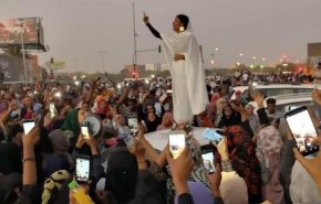 متظاهرة سودانية تلهب الحماس على شبكات التواصل