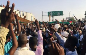 الشرطة السودانية تفض اعتصاما بالقوة امام مقر الجيش+فيديو
