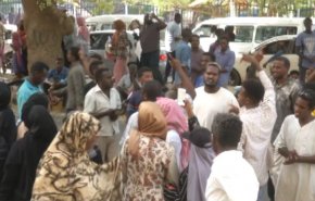 سودانيون يتحدون حالة الطوارئ ويستمرون باعتصامهم.. والسبب