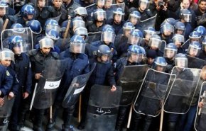 قوات مكافحة الشغب تنسحب من أهم موقع احتجاجي في الجزائر

