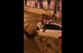 بالفيديو.. لحظة إنقاذ مجموعة من المارة لشاب في سيول الرياض