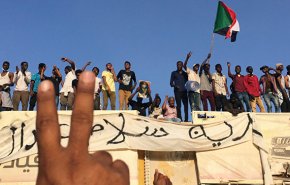 شاهد:سودانيون يقتحمون منزل البشير
