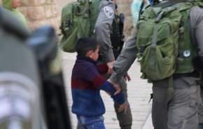 الاحتلال يعتقل طفلا فلسطينيا في الخليل