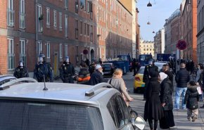 رئيس حزب يميني متطرف في الدنمارك يُسيء للقرآن الكريم + فيديو