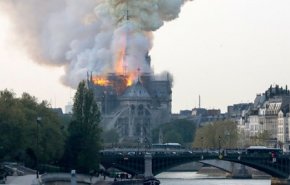 بالفيديو.. أكبر حريق تشهده باريس منذ اعوام في كاتدرائية نوتردام