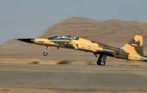 نخستین نمایش هوایی جنگنده کاملا ایرانی کوثر در آسمان تهران