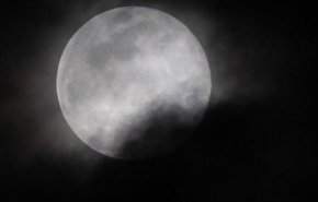 العلماء يكتشفون سر ’بكاء القمر’!