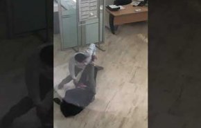 بالفيديو .. مغربي يسطو على مصرف بسكينة