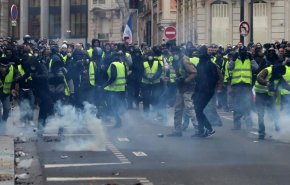 بالفيديو: مواجهات عنيفة بين الشرطة والمتظاهرين في فرنسا