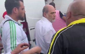 بالفيديو.. متظاهرون يضربون وزيرا جزائريا سابقا