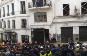 إنهيار مبنى في الجزائر وانتشال جثث من تحت الأنقاض 
