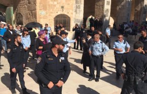 بالصور.. قائد شرطة الاحتلال وعشرات المستوطنين يقتحمون الاقصى