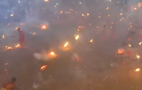 بالفيديو 'معركة النار' تحول ساحة الاحتفال لكرة ملتهبة