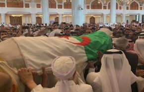 أمير قطر يحضر صلاة الجنازة على سياسي جزائري! 
