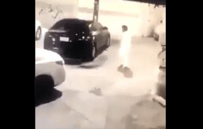 صادم ..سعودي يرش البنزين على سيارة شقيقته ويحرقها!(شاهد بالفيديو)