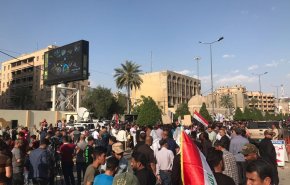 بالفيديو: العراقيون يحتشدون امام سفارة البحرين في بغداد