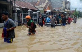 31 قتيلا حصيلة جديدة لضحايا فيضانات إندونيسيا