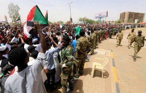 المحتجون يغلقون شارعا رئيسيا في العاصمة السودانية
