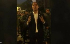 بالفيديو.. غوايدو يعلن الانقلاب على مادورو بالقرب من قاعدة جوية